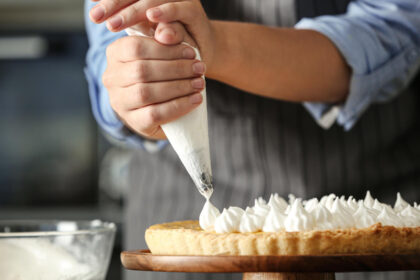 Apprendre la pâtisserie : quel matériel faut-il avoir pour perfectionner ses compétences ?