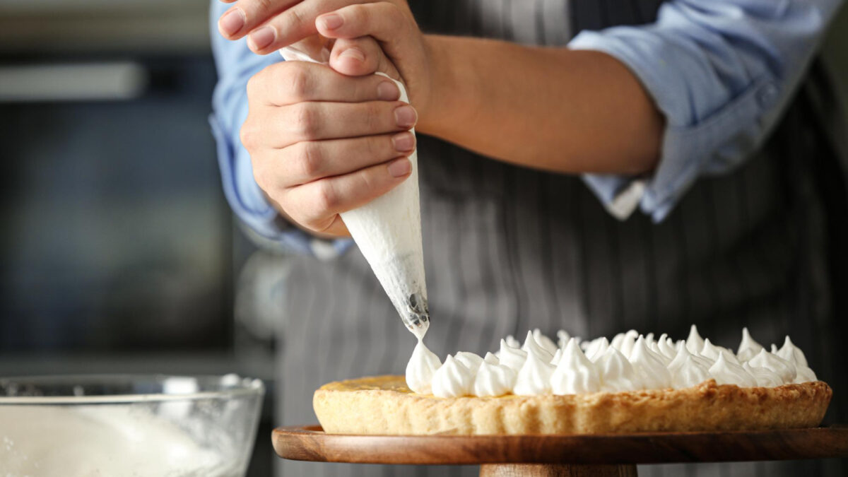 Apprendre la pâtisserie : quel matériel faut-il avoir pour perfectionner ses compétences ?