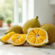 Assortiment de fruits J sur plan de travail blanc