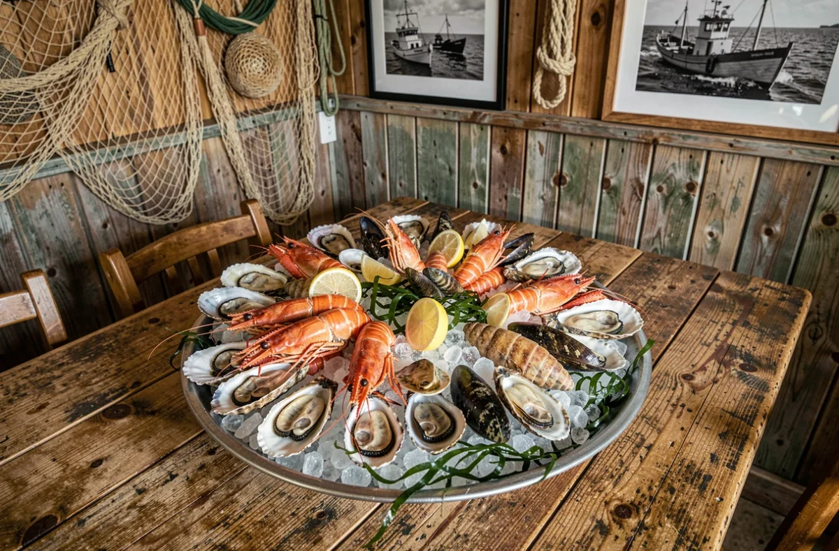 Plateau de fruits de mer avec huîtres et langoustines servi au restaurant Aux Pêcheurs d'Étaples