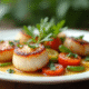 Coquilles seichees sur assiette blanche avec legumes