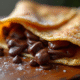 Gros plan sur une crepe dentelle croustillante au chocolat