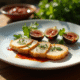Assiette de foie gras tranché avec figues et herbes fraîches