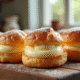 Choux à la crème dorés sur une table en bois rustique