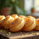 Gros plan sur des madeleines dorées sur une table en bois