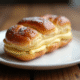 Gâteau ParisBrest frais sur une assiette blanche
