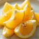 Fruits étoile tranchés sur une assiette blanche