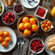 Vue de dessus d'une table avec fruits frais pour un repas en famille