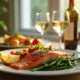 Table élégante avec saumon rôti et vin blanc lumineux