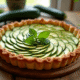 Tarte à la courgette fraîche sur une table en bois