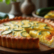 Tarte zucchini cuite en tranches sur une table en bois rustique