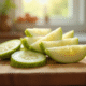 Jicama tranchée fraîche sur planche en cuisine lumineuse